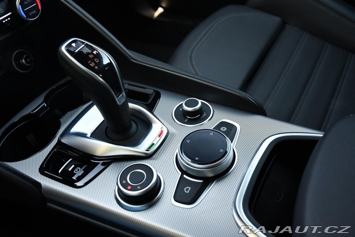 Alfa Romeo Giulia 2,0 VELOCE 16V 206kW AT8- 2024