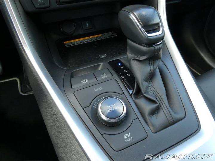 Toyota RAV4 2,5 Hybrid,1.maj,ČR,tažné 2021