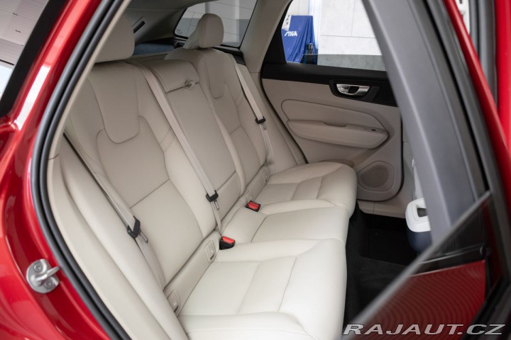 Volvo XC60 B5 184kW DARK PLUS*DPH*ČR 2023