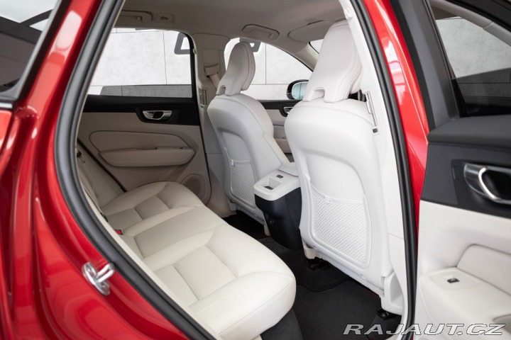 Volvo XC60 B5 184kW DARK PLUS*DPH*ČR 2023