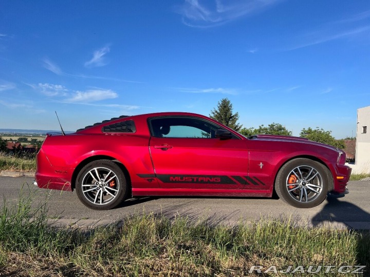 Ford Mustang 3,7 V6, 227 kW, Automat 2013