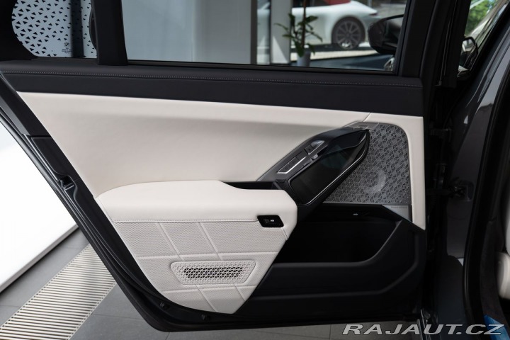 BMW Ostatní modely M70 xDrive Bower&Wilk 2023