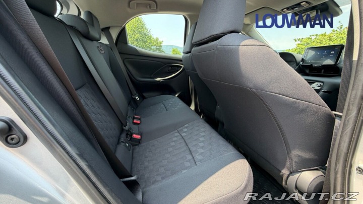 Toyota Yaris 1.5 HEV CVT COMFORT 2025