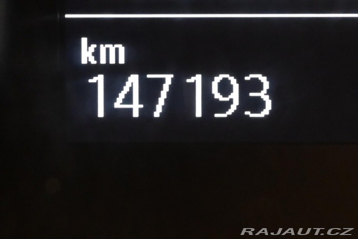 Volkswagen Touran 2,0 TDI 110kWTAŽNÉ LED Zá 2020