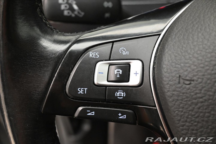 Volkswagen Touran 2,0 TDI 110kWTAŽNÉ LED Zá 2020