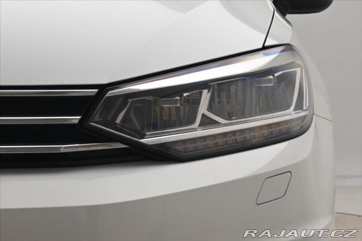 Volkswagen Touran 2,0 TDI 110kWTAŽNÉ LED Zá 2020