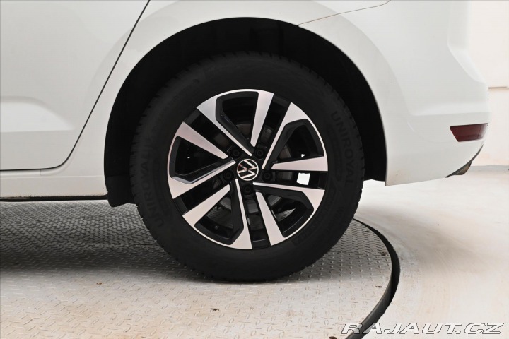 Volkswagen Touran 2,0 TDI 110kWTAŽNÉ LED Zá 2020