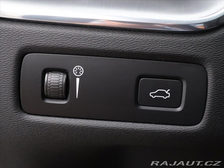 Volvo XC60 2,0 B4 145KW AWD MOMENTUM 2021