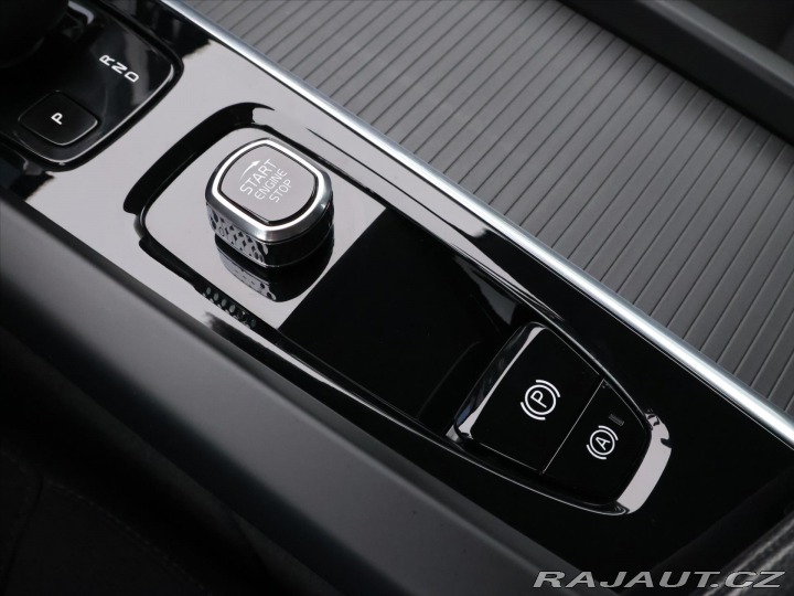 Volvo XC60 2,0 B4 145KW AWD MOMENTUM 2021