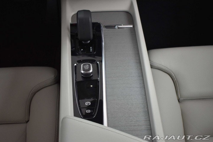 Volvo XC60 B5 184kW DARK PLUS*DPH*ČR 2023