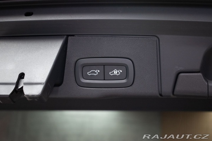 Volvo XC60 B5 184kW DARK PLUS*DPH*ČR 2023