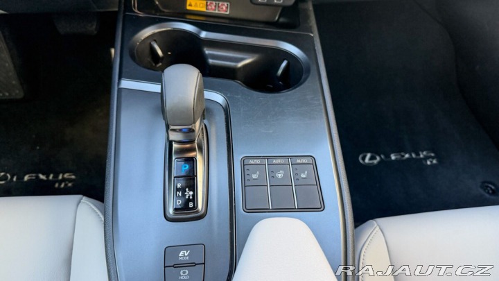 Lexus Ostatní modely UX 300h 300H 2,5 HEV F SPORT DESI 2025