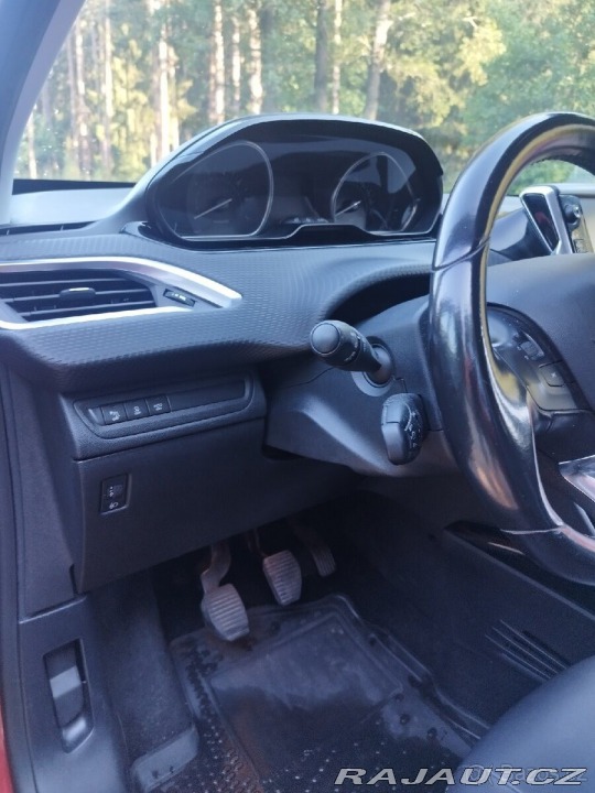 Peugeot 2008 2,0 i. 81 kW. 1800