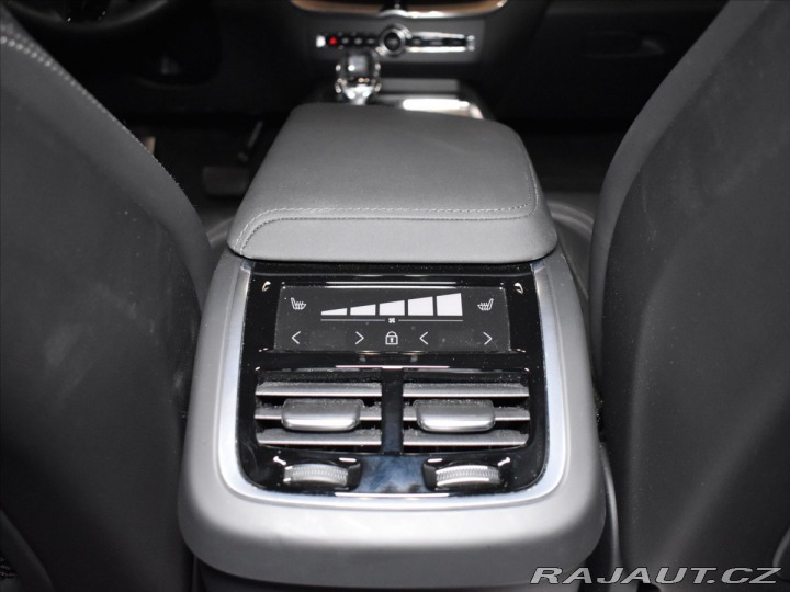 Volvo XC60 2,0 B5 AWD Ultra B&W, 2026