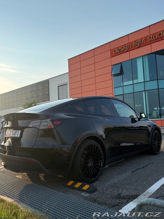 Tesla Model Y 1800