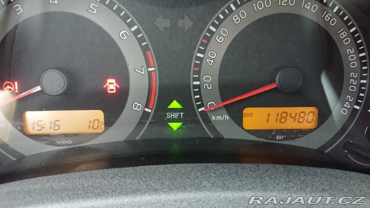 Toyota Auris 1,6 Valvematic, rok 201 2011