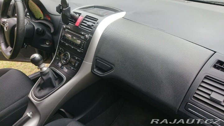 Toyota Auris 1,6 Valvematic, rok 201 2011