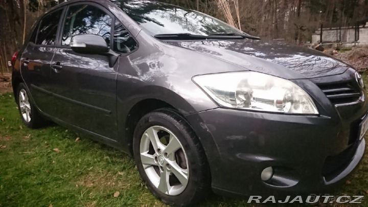 Toyota Auris 1,6 Valvematic, rok 201 2011