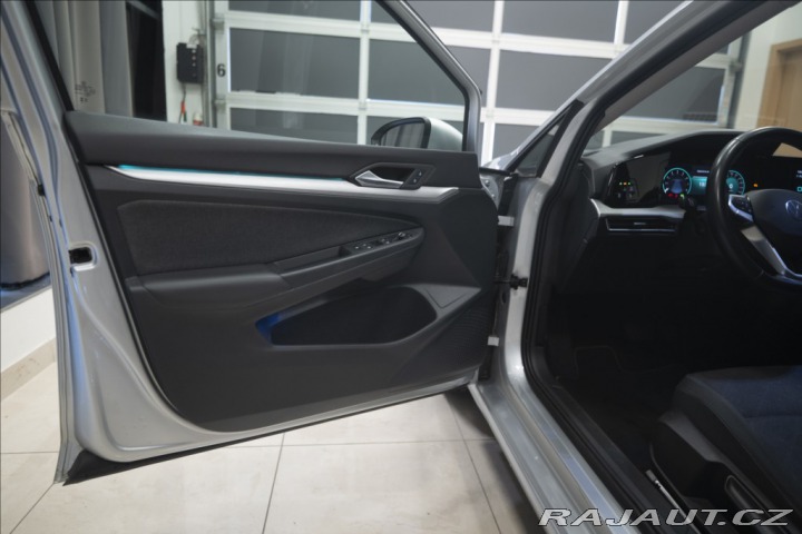 Volkswagen Golf 1,5 eTSI DSG KAMERA VÝHŘE 2023