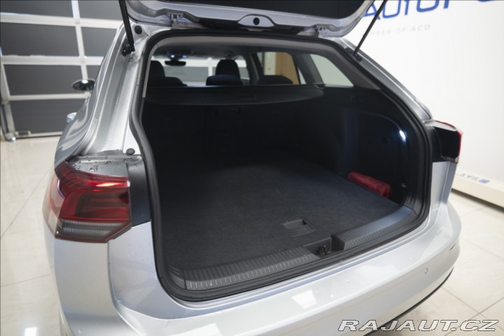 Volkswagen Golf 1,5 eTSI DSG KAMERA VÝHŘE 2023