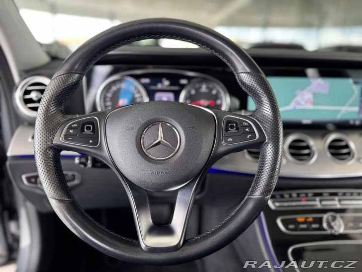 Mercedes-Benz E 220d 4Matic AMG*REZERVACE 2017