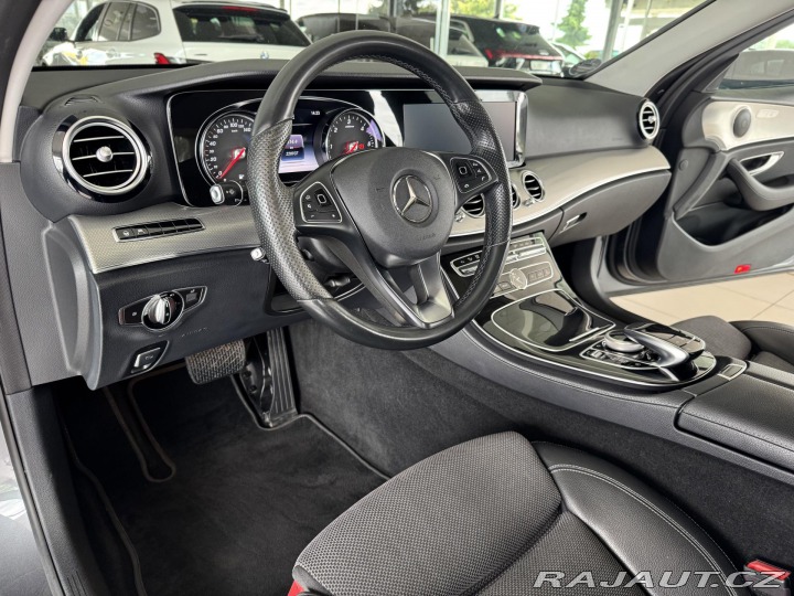 Mercedes-Benz E 220d 4Matic AMG*REZERVACE 2017