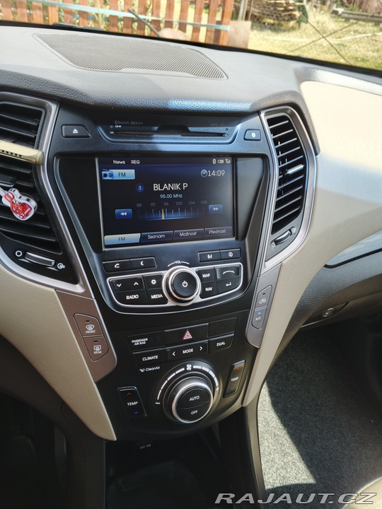 Hyundai Santa Fe SUV 2013
