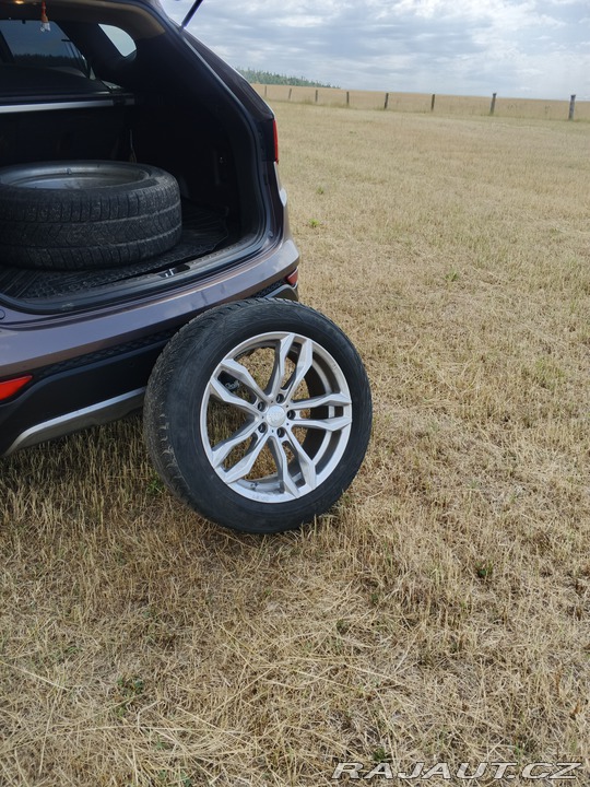 Hyundai Santa Fe SUV 2013
