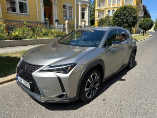 Lexus  UX 250h 2,0   hybrid .E-CVT