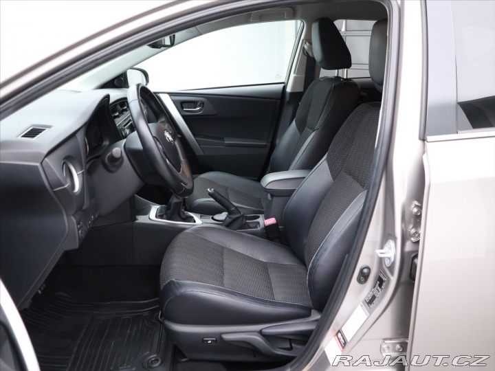 Toyota Auris 1,6 97kW CZ Style Valvema 2013