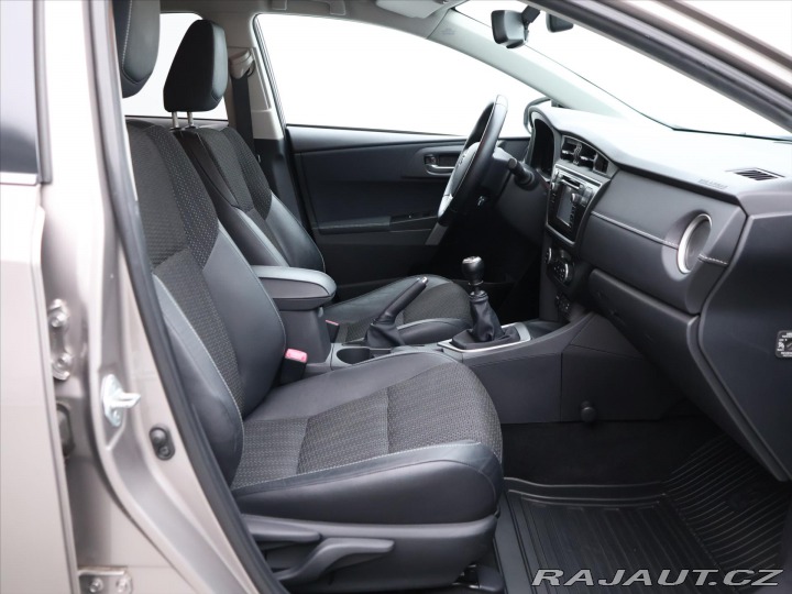 Toyota Auris 1,6 97kW CZ Style Valvema 2013