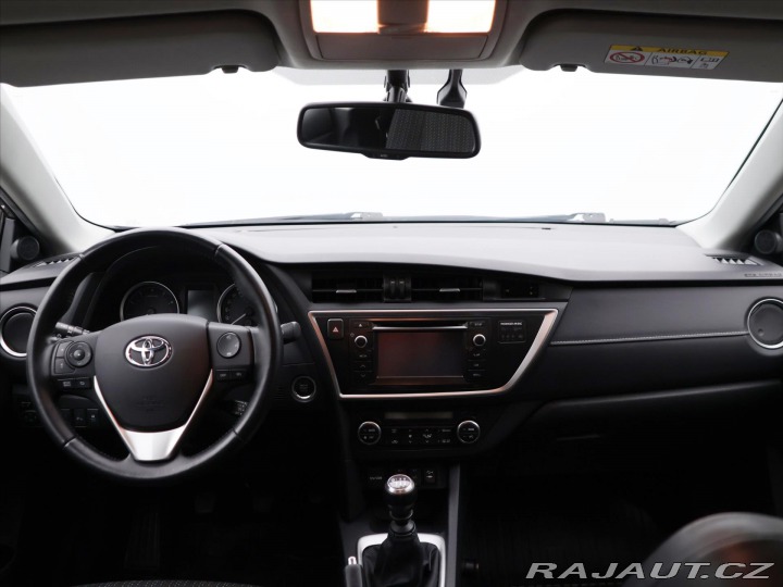 Toyota Auris 1,6 97kW CZ Style Valvema 2013