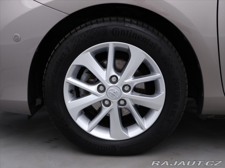 Toyota Auris 1,6 97kW CZ Style Valvema 2013