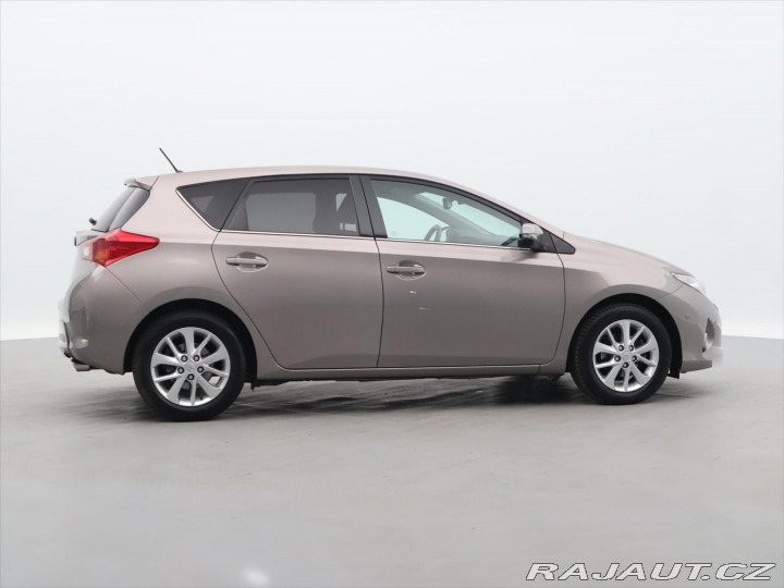 Toyota Auris 1,6 97kW CZ Style Valvema 2013