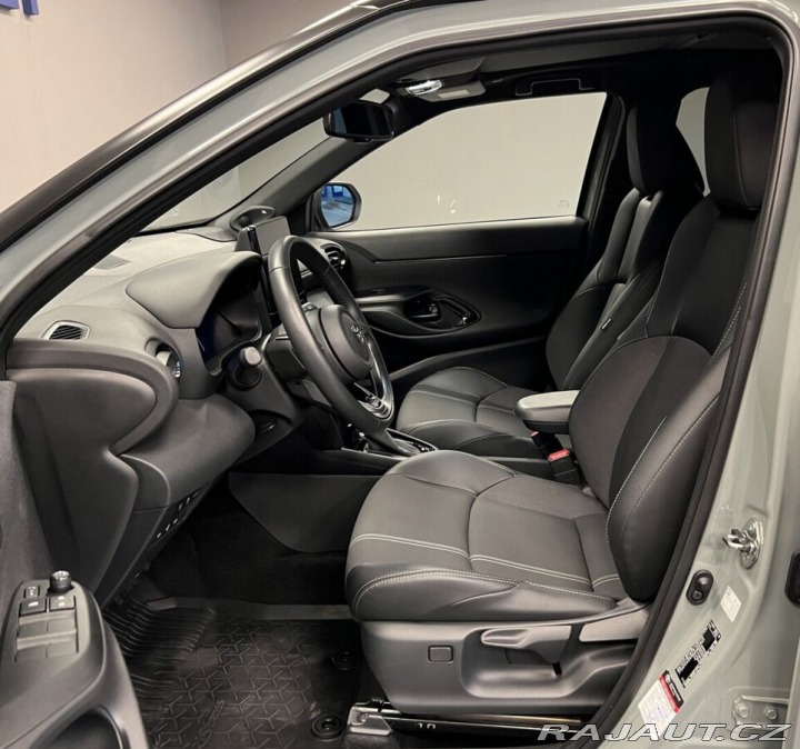 Toyota Yaris Cross 1,5 Hybrid AT AWD Premier 2025
