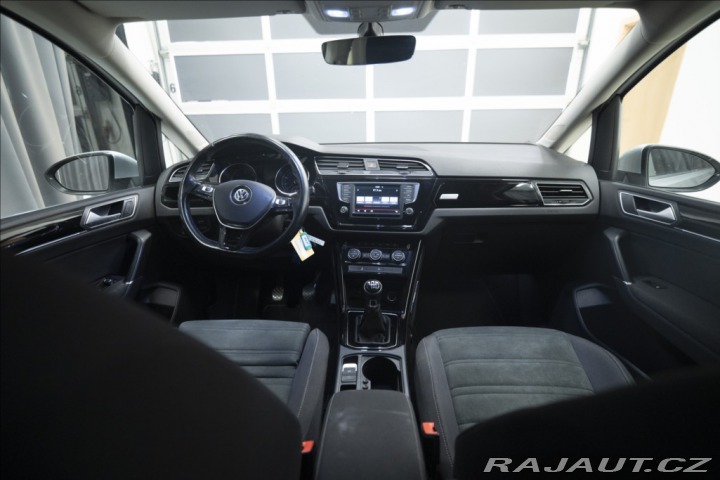 Volkswagen Touran 2,0 TDI MASÁŽ KAMERA VÝHŘ 2015