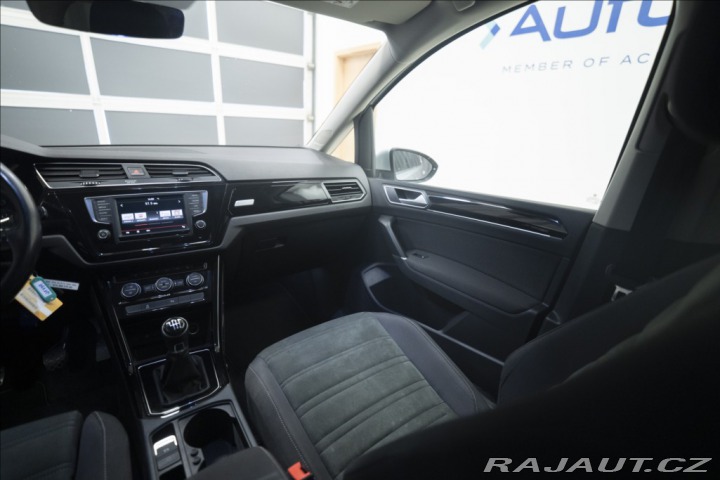 Volkswagen Touran 2,0 TDI MASÁŽ KAMERA VÝHŘ 2015