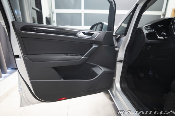 Volkswagen Touran 2,0 TDI MASÁŽ KAMERA VÝHŘ 2015