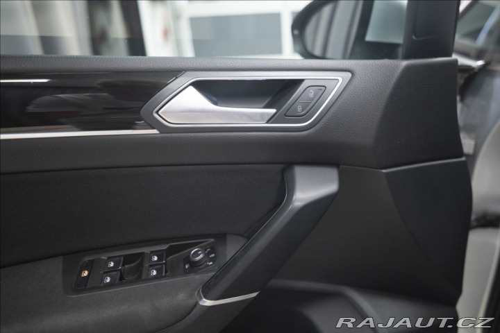 Volkswagen Touran 2,0 TDI MASÁŽ KAMERA VÝHŘ 2015