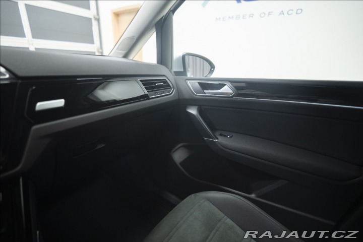 Volkswagen Touran 2,0 TDI MASÁŽ KAMERA VÝHŘ 2015
