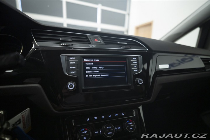 Volkswagen Touran 2,0 TDI MASÁŽ KAMERA VÝHŘ 2015