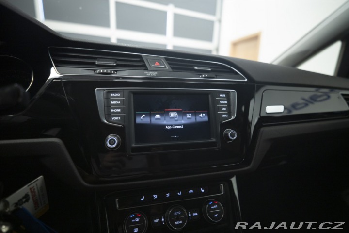 Volkswagen Touran 2,0 TDI MASÁŽ KAMERA VÝHŘ 2015