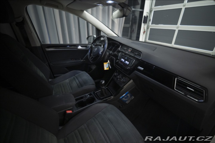 Volkswagen Touran 2,0 TDI MASÁŽ KAMERA VÝHŘ 2015