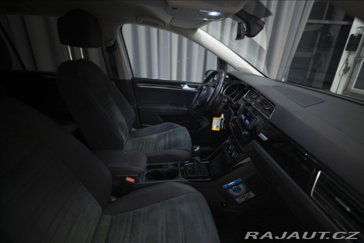 Volkswagen Touran 2,0 TDI MASÁŽ KAMERA VÝHŘ 2015