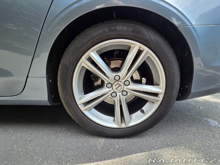 Volvo V90 D4 Momentum, nájezd 140ti 2017