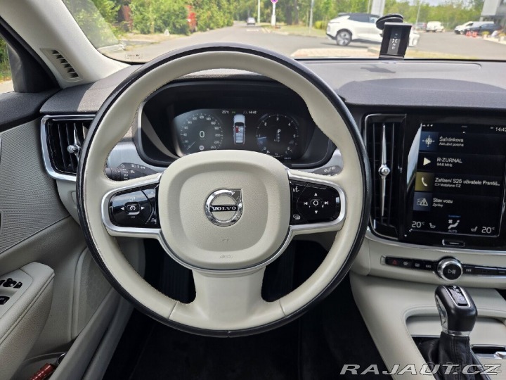 Volvo V90 D4 Momentum, nájezd 140ti 2017