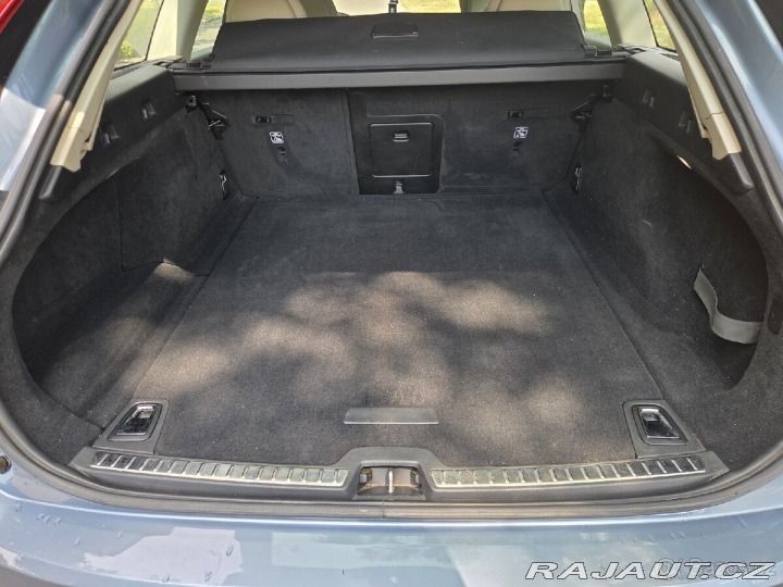 Volvo V90 D4 Momentum, nájezd 140ti 2017