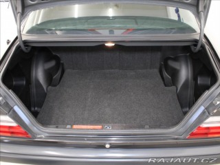 Mercedes-Benz E 2,3 230 97kW 4AT 171tkm. 1987