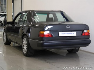 Mercedes-Benz E 2,3 230 97kW 4AT 171tkm. 1987
