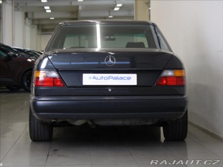 Mercedes-Benz E 2,3 230 97kW 4AT 171tkm. 1987
